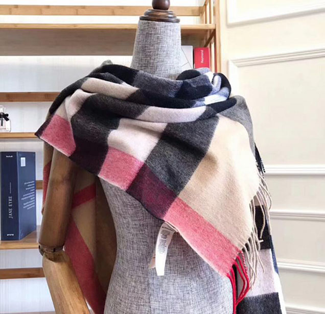 Burberry Large Classic Cashmere Scarf In Check Camel