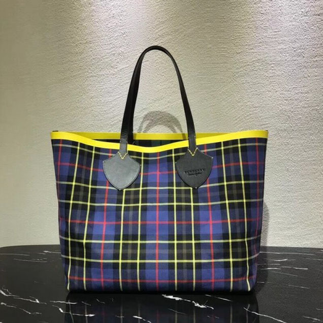 Burberry Giant Reversible Tote in Vintage Canvas Check and Leather 2018 (4) Collection